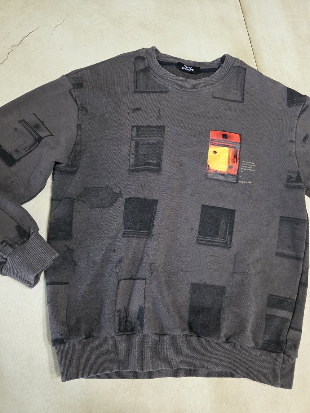 Tiny Spark "Befearless" Graphic Streetwear Crewneck Sweatshirt Gray. Unisex. M
